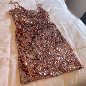 Robe rose de soirée en sequins